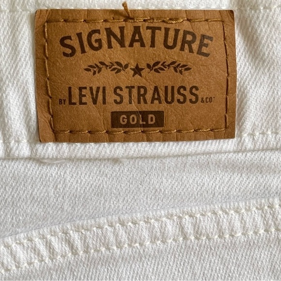 Levis Signature Gold Mid Rise Skinny White Bermuda Shorts Women’s 16 W33 Cuffed - Picture 9 of 9
